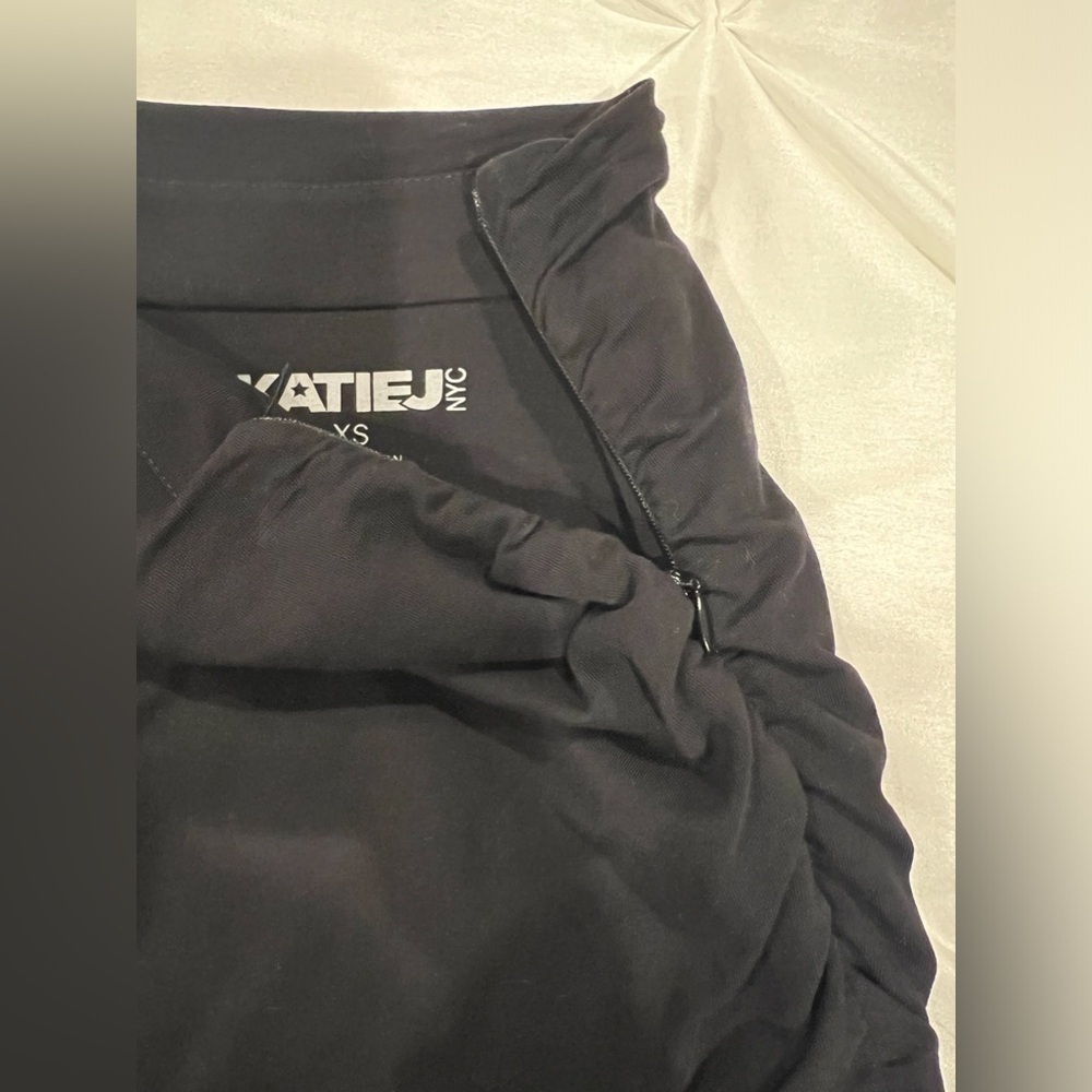 KATIE J NYC BLACK RUXHED MINI SKIRT SIZE XS - Picture 4 of 4